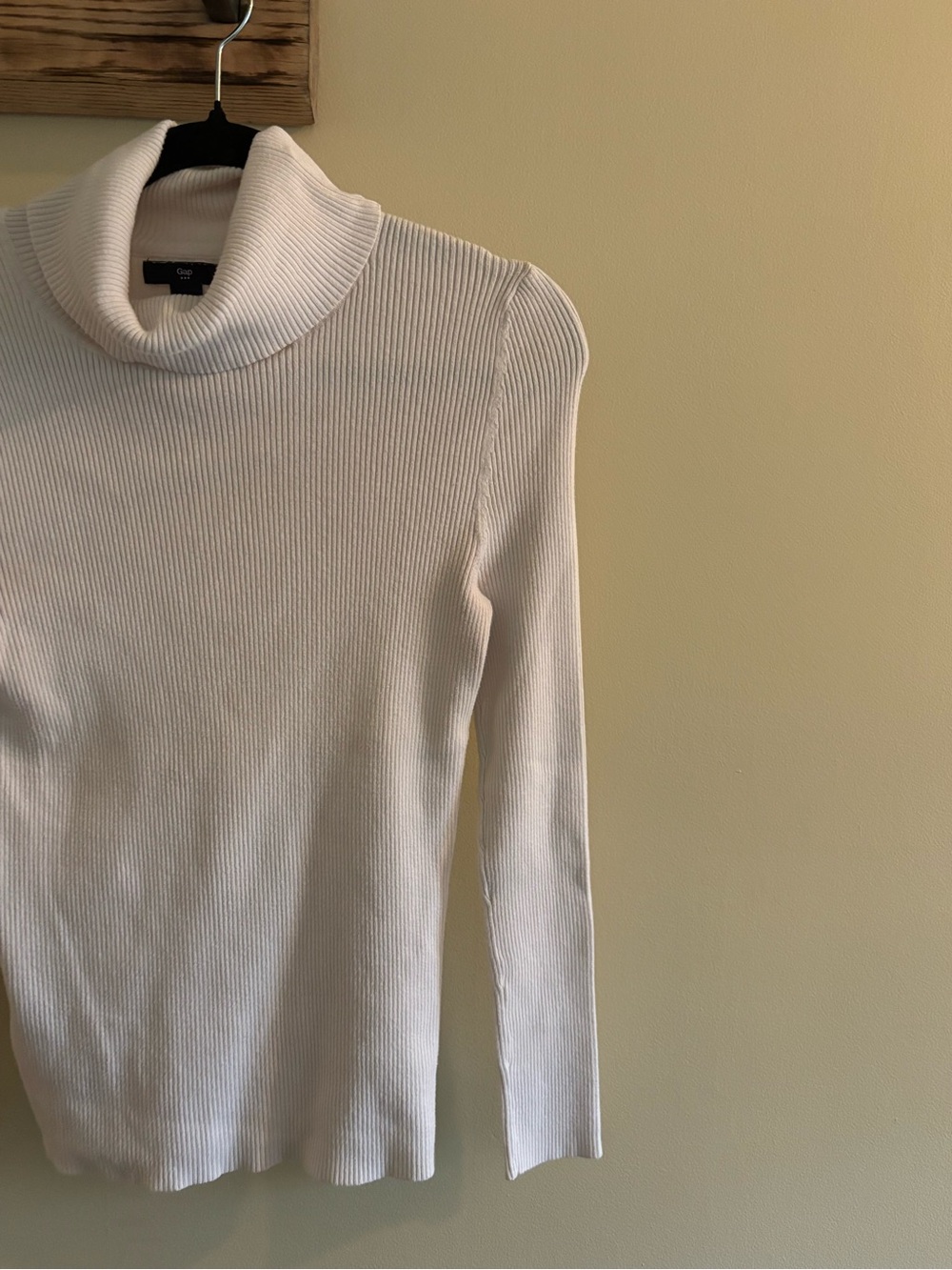 GAP / White Ribbed Turtleneck Sweater